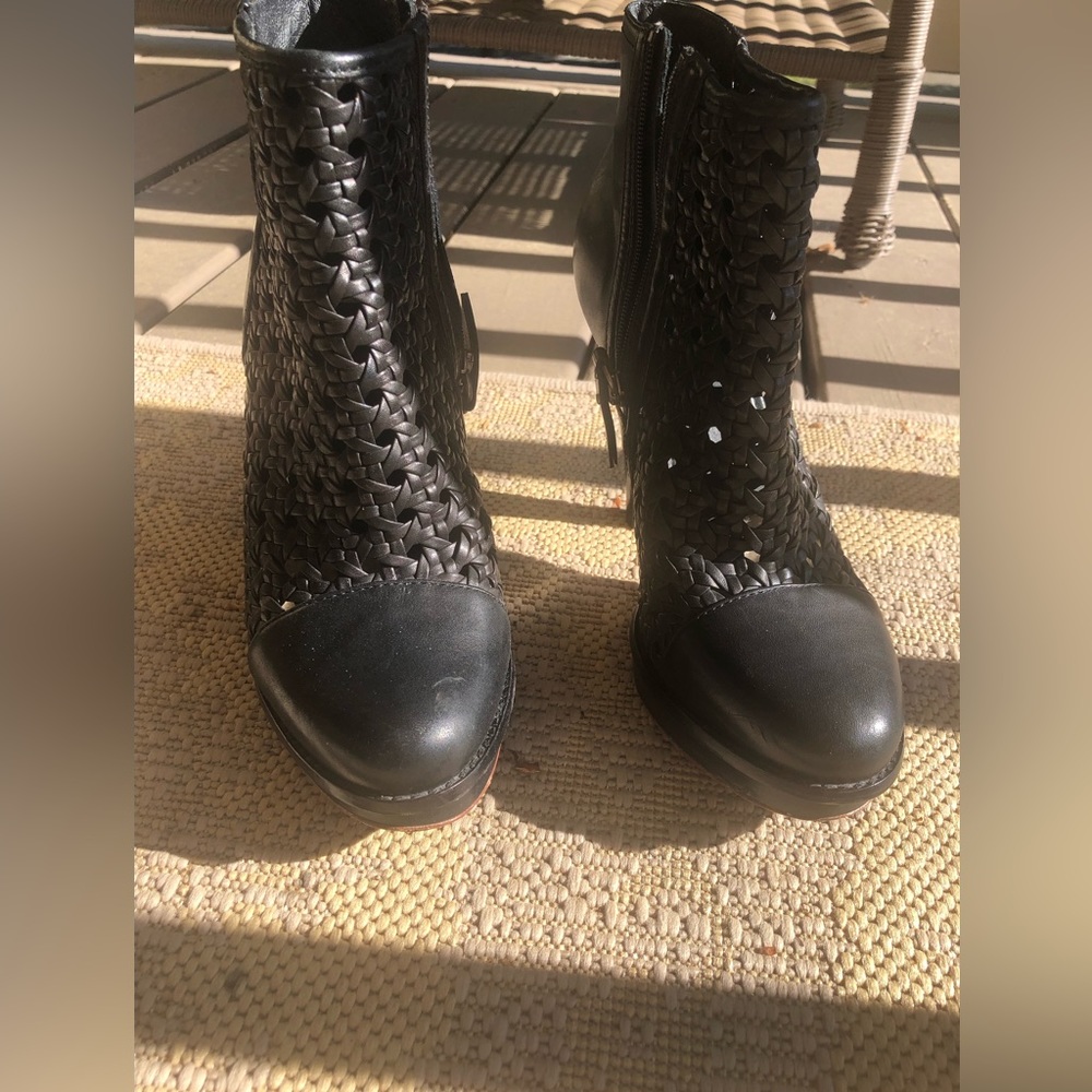 Worn once black UGG brand heel.